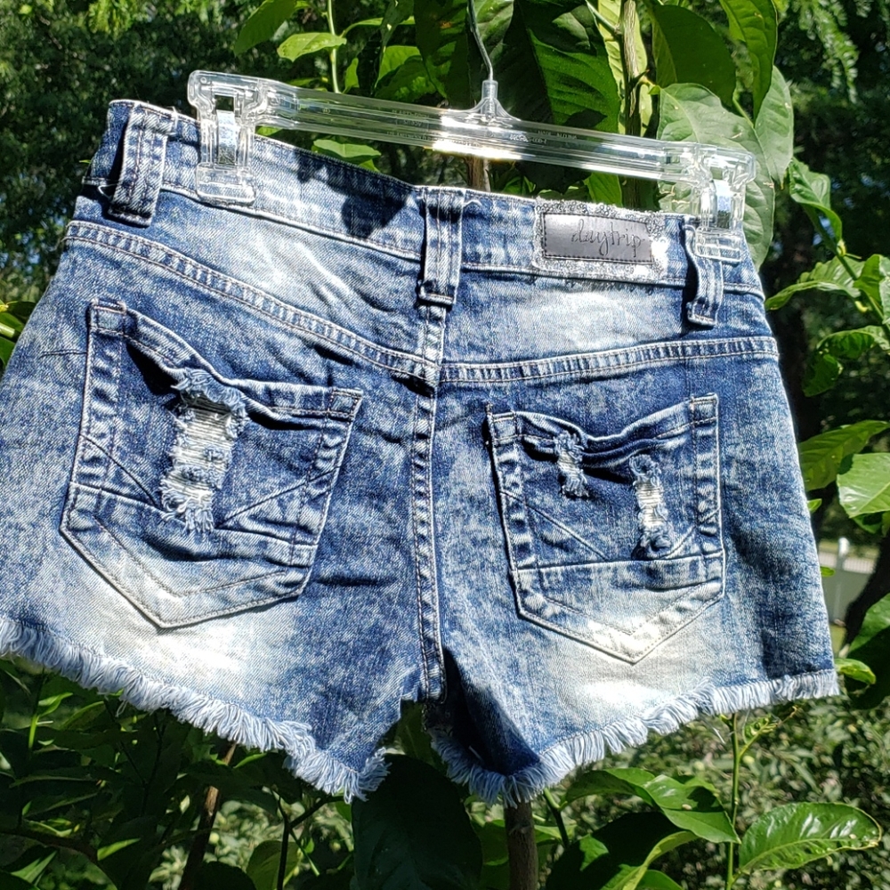 Daytrip Sequin Distressed Denim Jean Shorts 26 - Picture 6 of 9